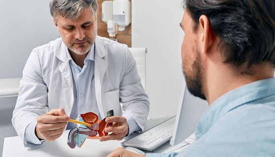 Patient wird beim Urologen über Prostata-Beschwerden aufgeklärt