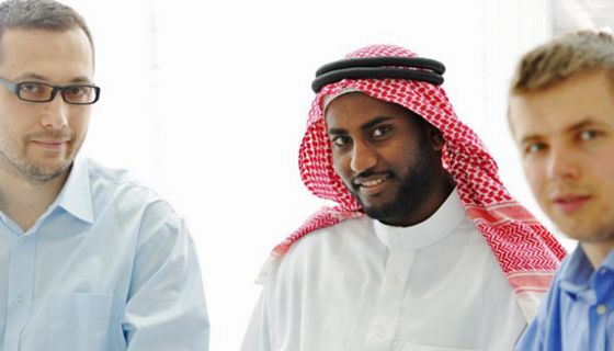 Drei Männer: zwei Europäer, ein Araber.