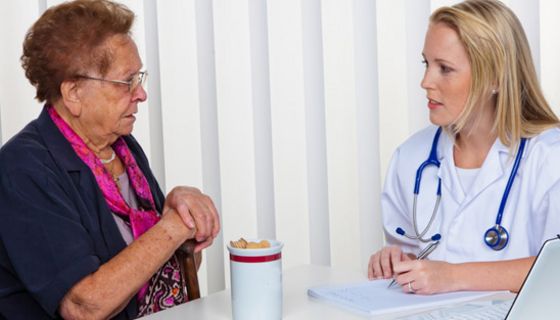 Patientin und Ärztin im Gespräch