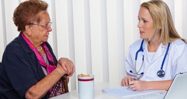 Patientin und Ärztin im Gespräch