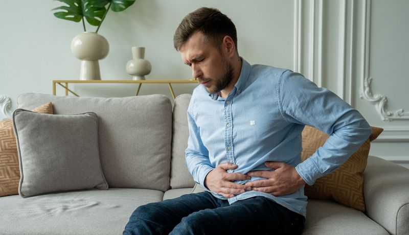 Ein Mann hat Darmkrämpfe.