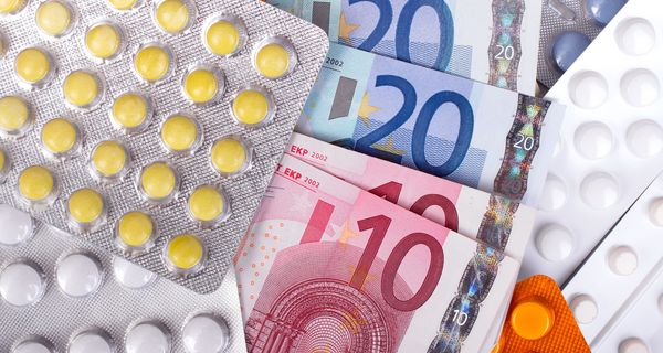 10-Euro- und 20-Euro-Scheine liegen zwischen verschiedenen Tabletten in Blistern.