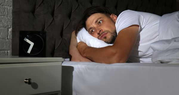 Bei Stressgeplagten kann schon sehr früh der Schlaf gestört sein.