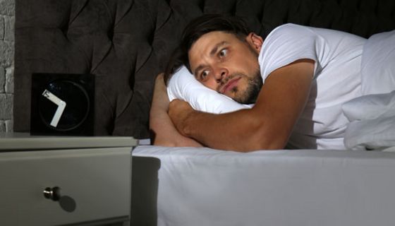 Bei Stressgeplagten kann schon sehr früh der Schlaf gestört sein.