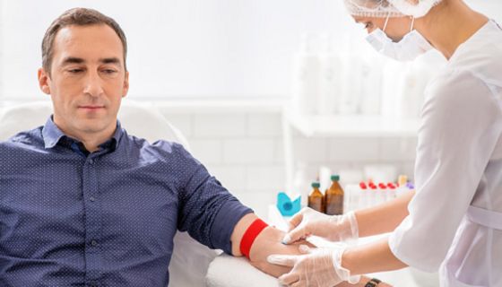 Nur wenige Menschen haben SARS-CoV-2-Antikörper im Blut.