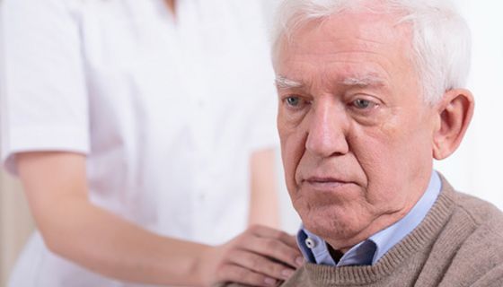 Experten vermuten, dass die Alzheimer-Erkrankung schon viele Jahre vor den ersten Symptomen beginnt.