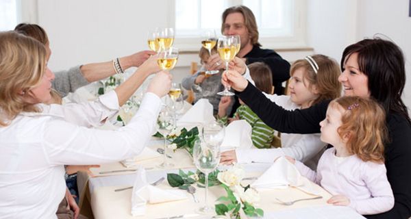 Forscher haben untersucht, welche Folgen das Nippen an Alkohol auf Kinder auswirkt.