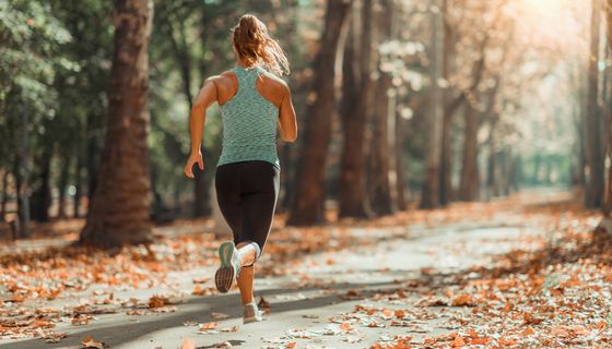 Frau, joggt draußen.