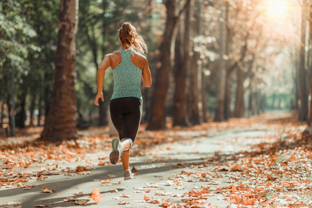 Frau, joggt draußen.