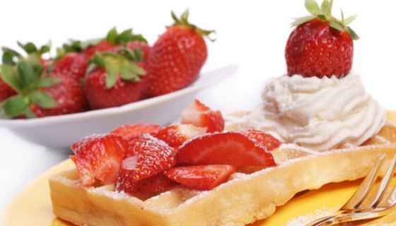 Waffel mit Erdbeeren und Sahne