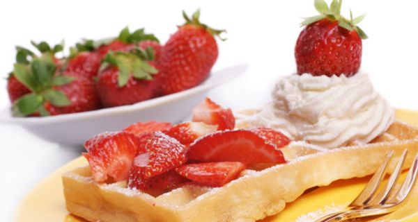 Waffel mit Erdbeeren und Sahne