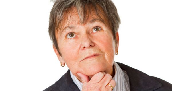 Ältere Frau grübelt