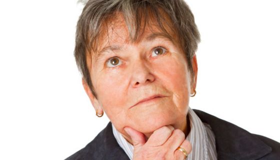 Ältere Frau grübelt