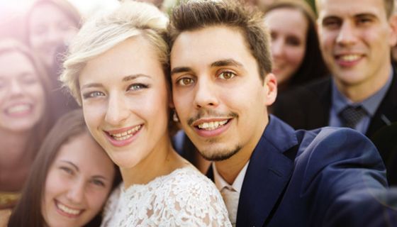 Selfie mit attraktiven jungen Menschen, Frau und Mann im Mittelpunkt