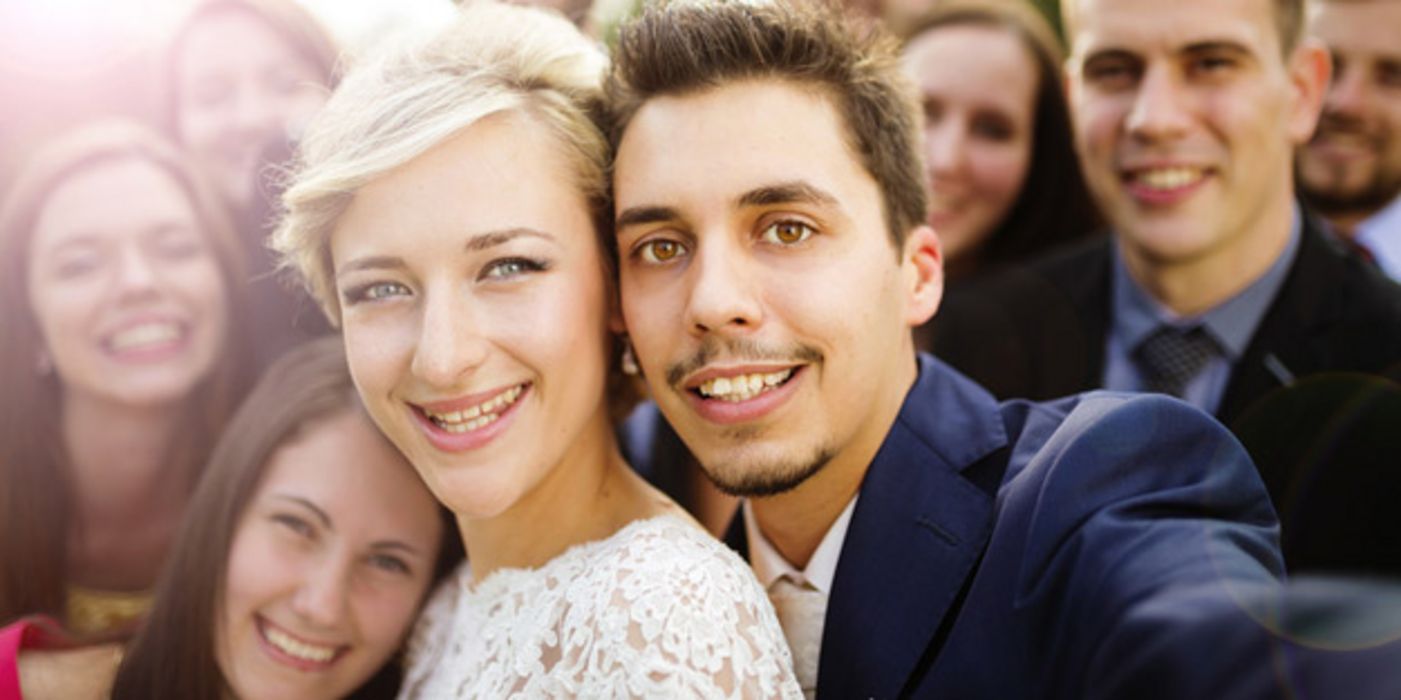 Selfie mit attraktiven jungen Menschen, Frau und Mann im Mittelpunkt