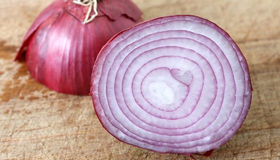 Rote Zwiebel ganz und aufgeschnitten