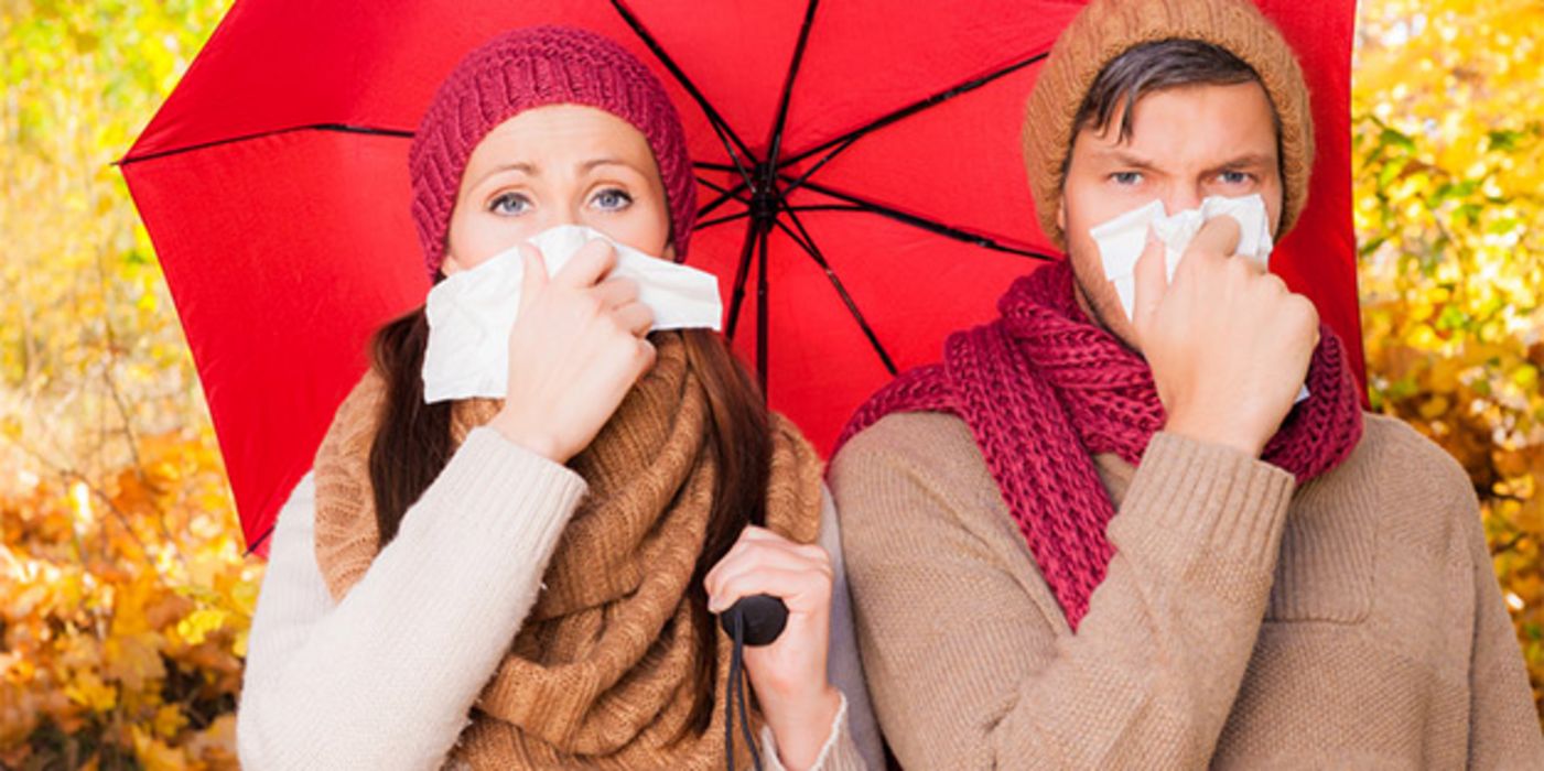 Husten, Schnupfen, dicker "Schädel": Die Symptome ähneln sich, doch eine echte Grippe verläuft deutlich schwerer als eine normale Erkältung.