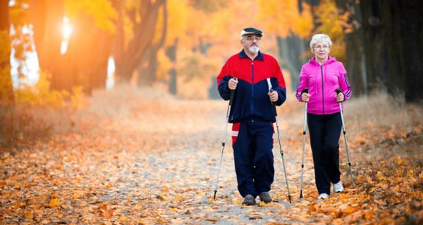 Sport wie Walking, Jogging oder Gymnastik trägt dazu bei, die Knochensubstanz zu stären und Brüchen vorzubeugen.