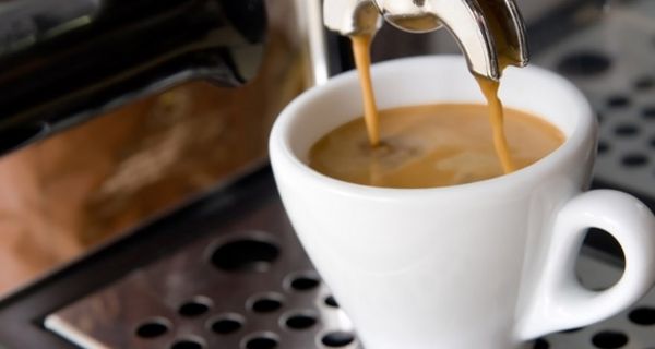 Espresso-Tasse wird befüllt