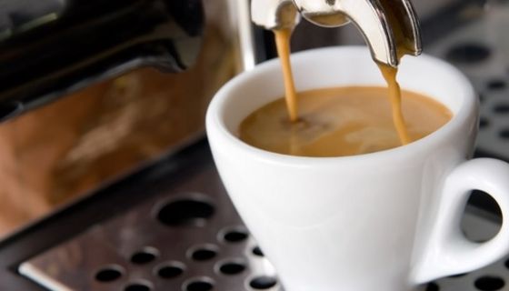 Espresso-Tasse wird befüllt