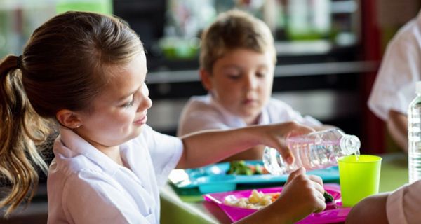 Wasser zum Essen beugt Übergewicht vor.