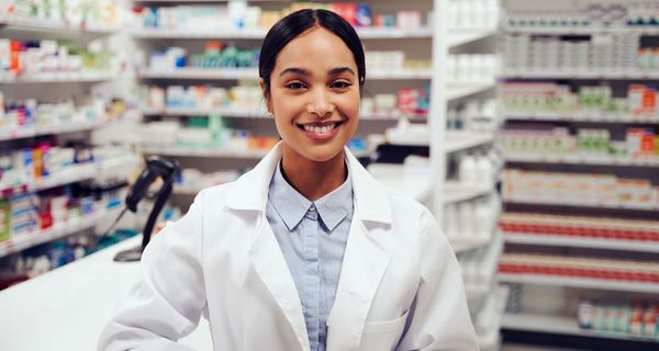 Junge Frau, arbeitet in der Apotheke.