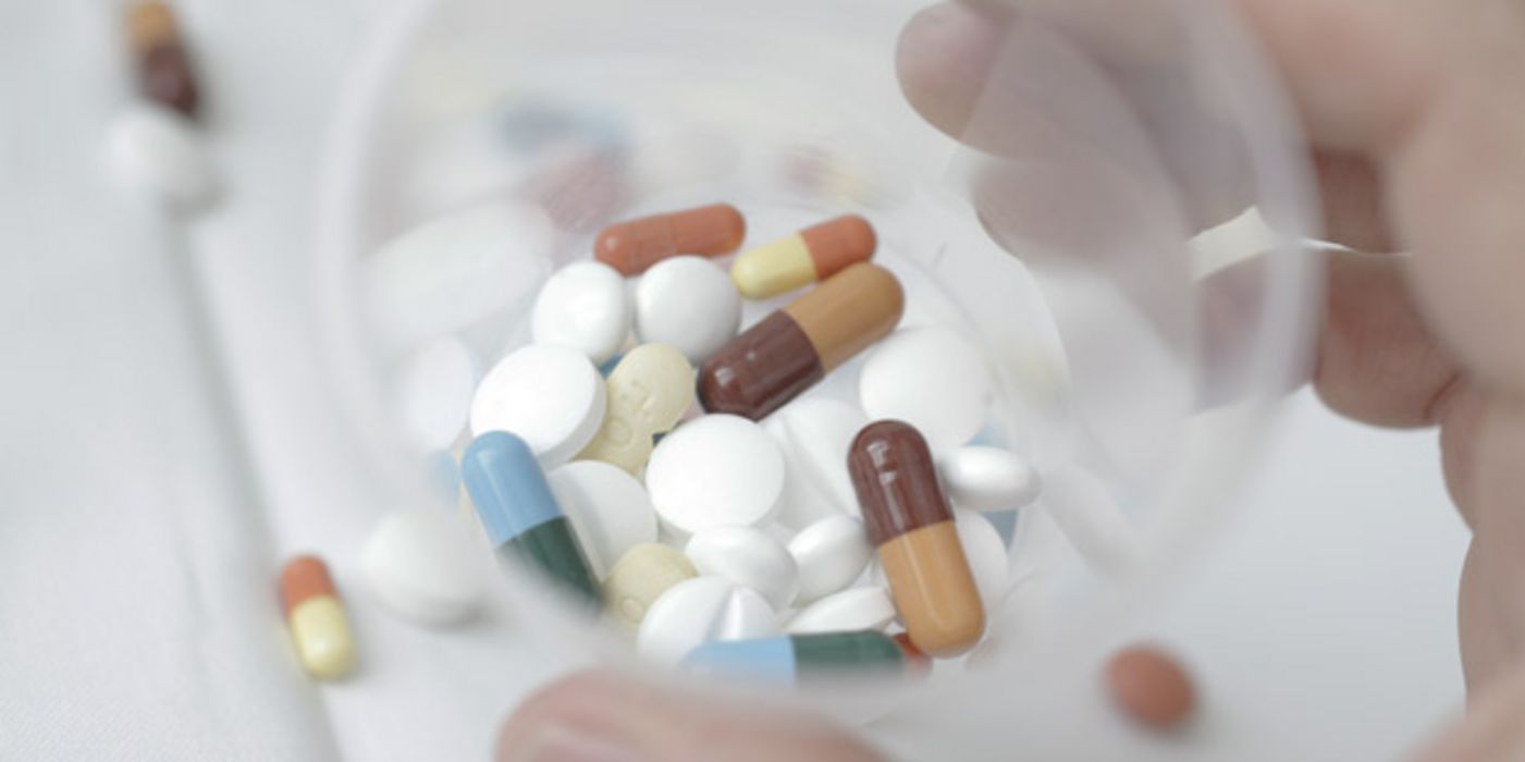 Tabletten und Kapseln in einem Becher