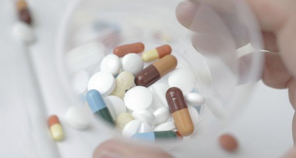 Tabletten und Kapseln in einem Becher