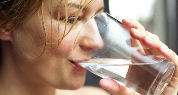 Täglich Heilwasser zu trinken, hilft bei Sodbrennen.
