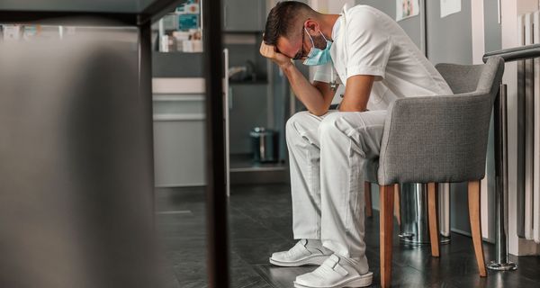 Erschöpfte Pflegekraft im Krankenhaus. 