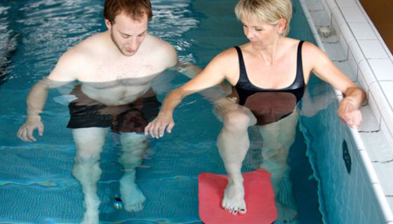 Mann und Frau machen Wassergymnastik