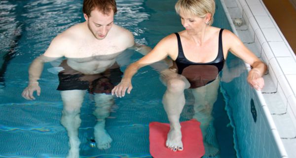 Mann und Frau machen Wassergymnastik