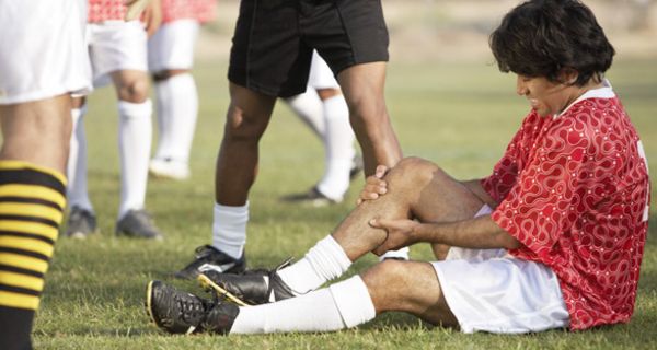 Verletzter Fußballspieler am Boden