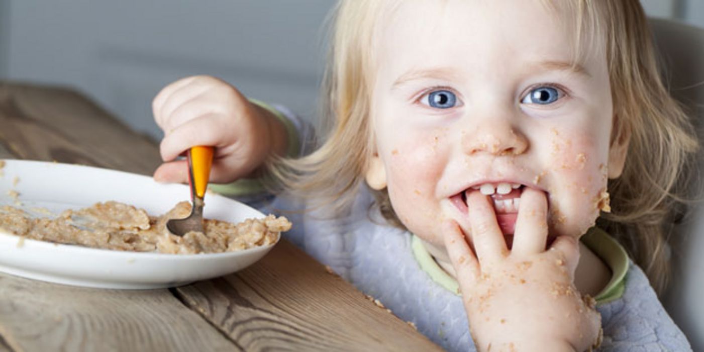 Glutenhaltige Nahrungsmittel bekommen die meisten Kinder erst, wenn sie Gläschen oder Breie essen können.