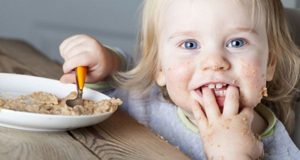 Glutenhaltige Nahrungsmittel bekommen die meisten Kinder erst, wenn sie Gläschen oder Breie essen können.