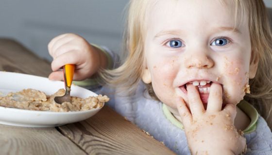 Glutenhaltige Nahrungsmittel bekommen die meisten Kinder erst, wenn sie Gläschen oder Breie essen können.