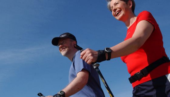 Frau und Mann beim Nordic Walking