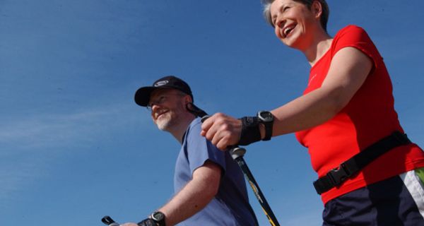 Frau und Mann beim Nordic Walking