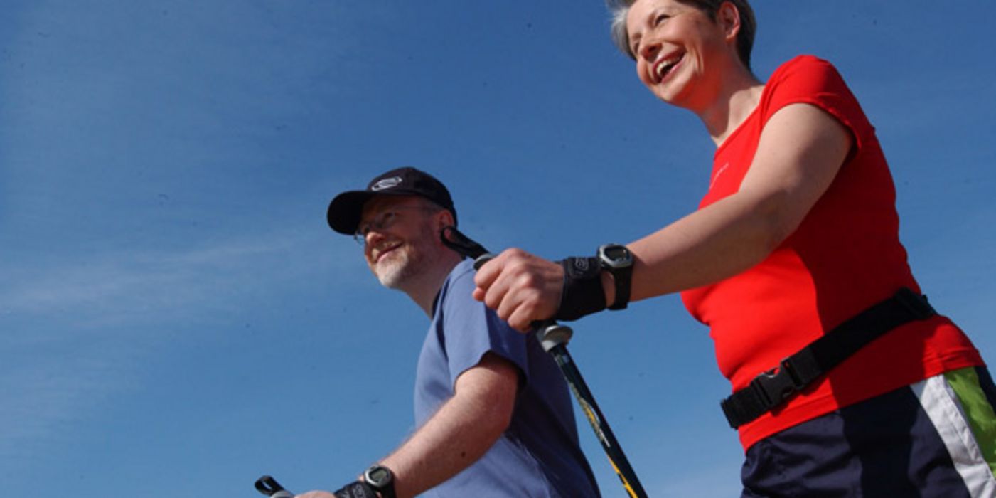 Frau und Mann beim Nordic Walking