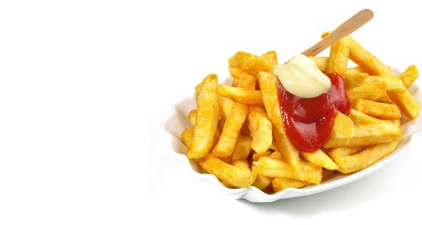 Schale mit Pommes frites mit Majo und Ketchup