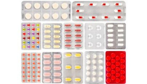 Blisterpackungen im Quadrat angeordnet, frontal fotografiert