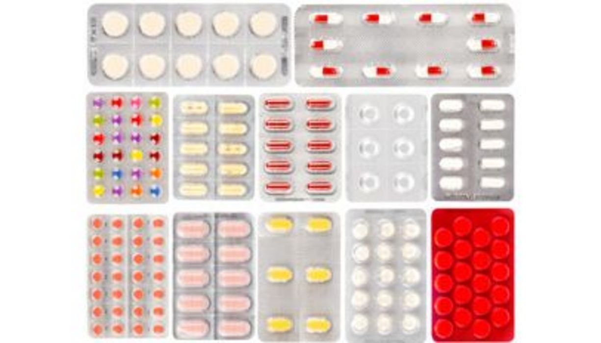 Blisterpackungen im Quadrat angeordnet, frontal fotografiert