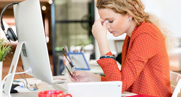 Stehen Frauen unter großem Druck auf der Arbeit oder privat, beeinträchtigt das auch ihre Fruchtbarkeit.