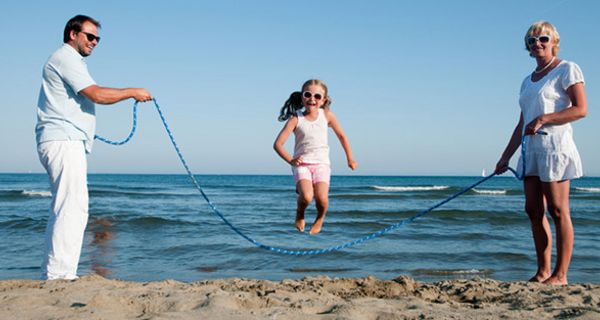 Mit vier einfachen Übungen trainieren Kinder ihren Rücken.