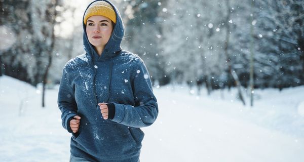 Frau, joggt im Winter.