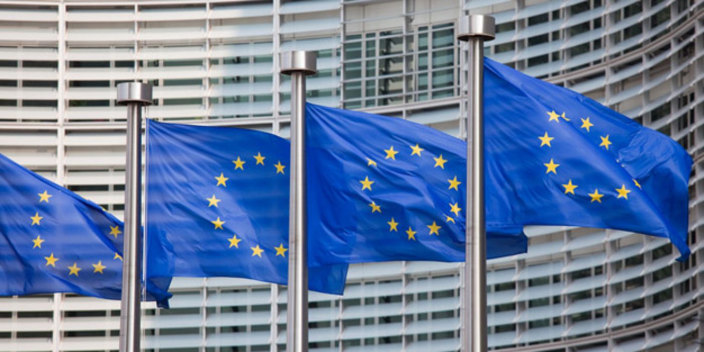 Europa-Flaggen gehisst vor EU-Gebäude in Brüssel
