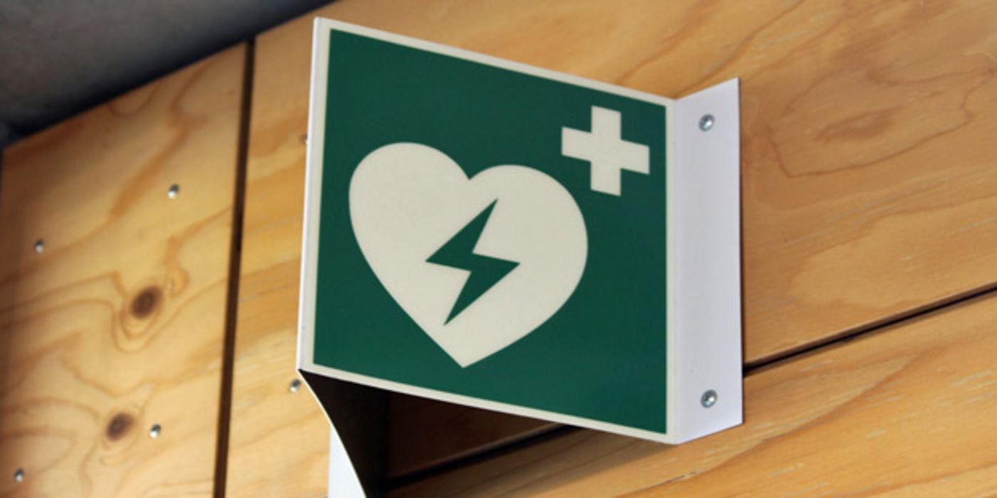 Hinweisschild auf einen Defibrillator