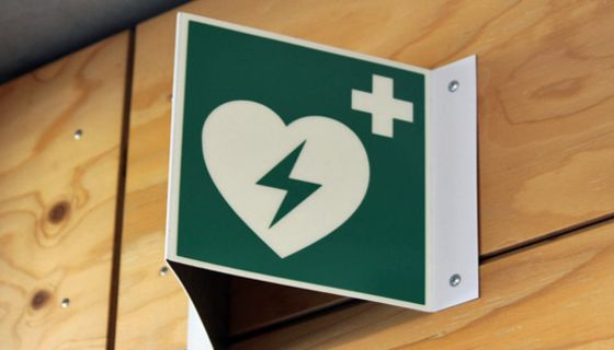 Hinweisschild auf einen Defibrillator