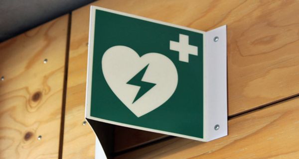 Hinweisschild auf einen Defibrillator
