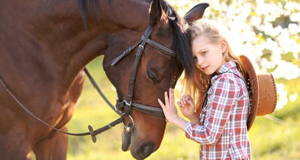 Reiten wirkt sich positiv auf die Lernfähigkeit bei Kindern aus.